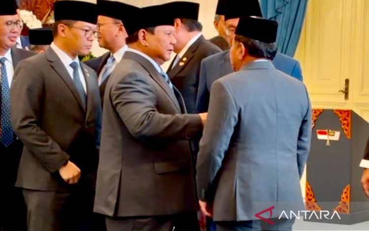 Presiden Prabowo Subianto (dua kiri) berbicara dengan Kepala BIN M. Herindra (kanan) dan Perdana Menteri (PM) Malaysia Anwar Ibrahim di Istana Merdeka, Jakarta, Jumat (27/6/2025). ANTARA/Genta Tenri Mawangi