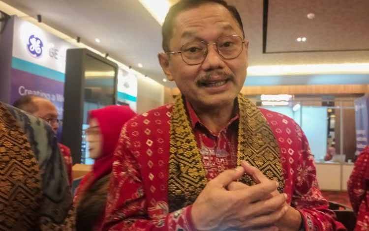 Ketua Umum Asosiasi Institusi Pendidikan Kedokteran Indonesia (AIPKI) Budi Santoso saat diwawancarai di Kota Padang, Sumatera Barat, Jumat (27/6/2025). ANTARA/Muhammad Zulfikar