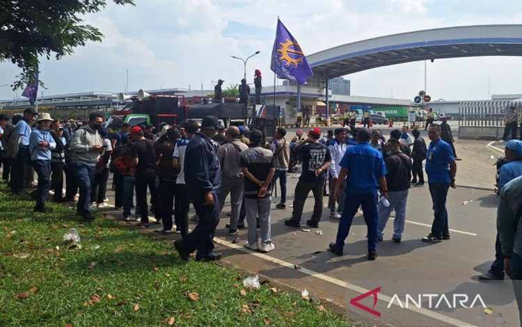 Massa buruh kembali menggelar aksi unjuk rasa di depan PT. Yamaha Music Manufacturing Asia di Kawasan Industri MM2100 Cikarang Barat, Kabupaten Bekasi pada Senin (23/6/2025).ANTARA/Pradita Kurniawan Syah.