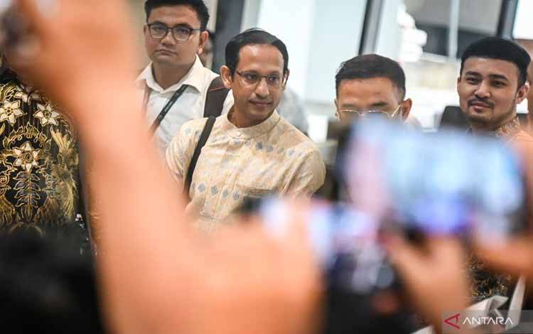 Mantan Menteri Pendidikan, Kebudayaan, Riset, dan Teknologi (Mendikbudristek) 2019-2024 Nadiem Makarim (kedua kiri) tiba untuk memenuhi panggilan pemeriksaan di Jampidsus, Kejaksaan Agung, Jakarta Selatan, Senin (23/6/2025). Kejaksaan Agung melakukan pemeriksaan terhadap Nadiem Makarim untuk menjadi saksi dalam kasus dugaan korupsi pengadaan sistem chromebook di Kemendikbudristek yang diketahui menghabiskan anggaran Rp9,9 triliun. ANTARA FOTO/Sulthony Hasanuddin/foc.