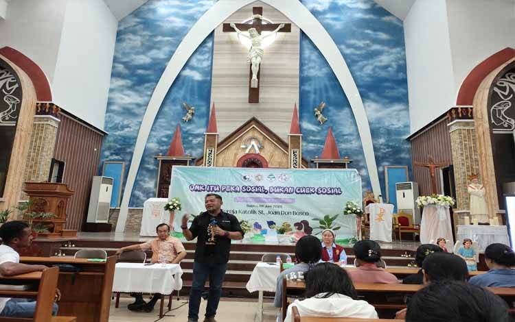Ketua Komisi Pengembangan Sosial Ekonomi atau PSE Keuskupan Palangka Raya, Pastor Alfonsus Danang Widhi Anggoro menyampaikan materi dalam kegiatan Temu OMK se-Dekenat Kotawaringin Timur pada Sabtu pagi, 28 Juni 2025.(FOTO: TESTI PRISCILLA)