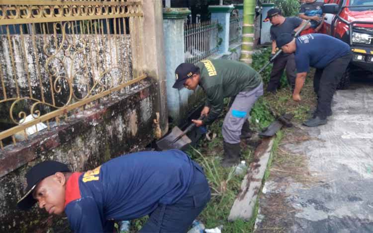 Call Center 112 saat membersihkan drainase di Jalan Samudin Aman V (Foto : Call Center 112 Palangka Raya)
