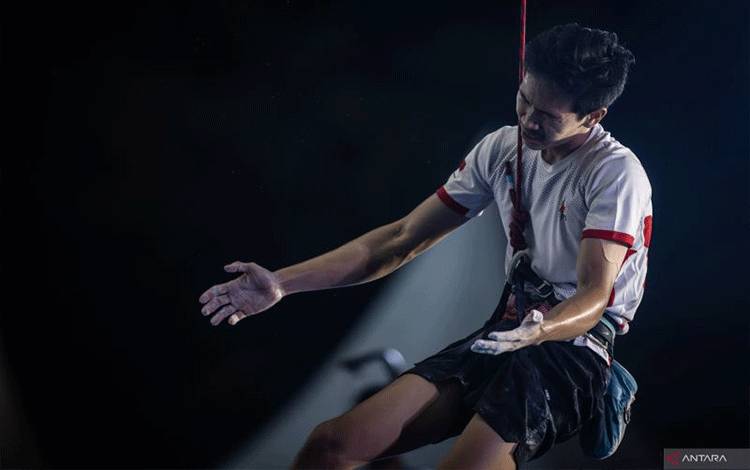 Atlet panjat tebing putra Indonesia Muhammad Rizky Syahrafli Simatupang turun menggunakan tali usai memanjat pada babak final kategori lead putra seri ketiga IFSC Climbing World Cup 2025 di Pulau Peninsula, Nusa Dua, Bali, Minggu (4/5/2025). Atlet panjat tebing Jepang Satone Yoshida menjadi juara kategori lead putra IFSC Climbing World Cup di Bali setelah meraih poin 42, di peringkat kedua atlet panjat tebing Francis Max Bertone dengan poin 41 dan peringkat ketiga atlet panjat tebing Spanyol Alb