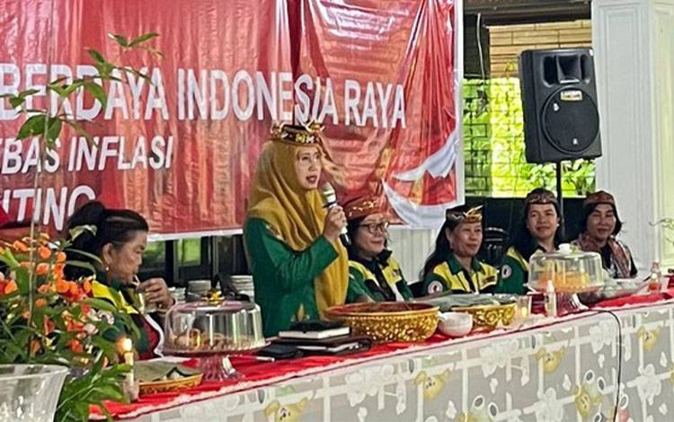 Asisten Administrasi Umum Sunarti saat mengikuti rangkaian sosialisasi program Tanam Lombok Bebas Inflasi, Stop Stunting. (FOTO: SETDA KALTENG)