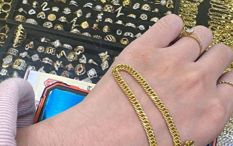 Emas dalam bentuk perhiasan berupa gelang (Foto: MARINI)