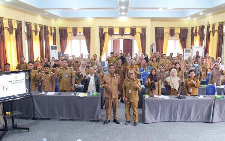 Sekda Seruyan Djainuddin Noor didampingi Kepala Bapenda Seruyan foto bersama pada kegiatan Rapat Koordinasi dan Evaluasi Pendapatan Asli Daerah (Foto : Ist)