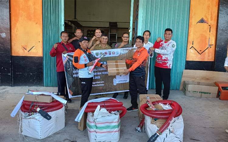 BPBD Kotim saat menerima bantuan alat dari Pemprov Kalteng, belum lama ini. (FOTO : IST)