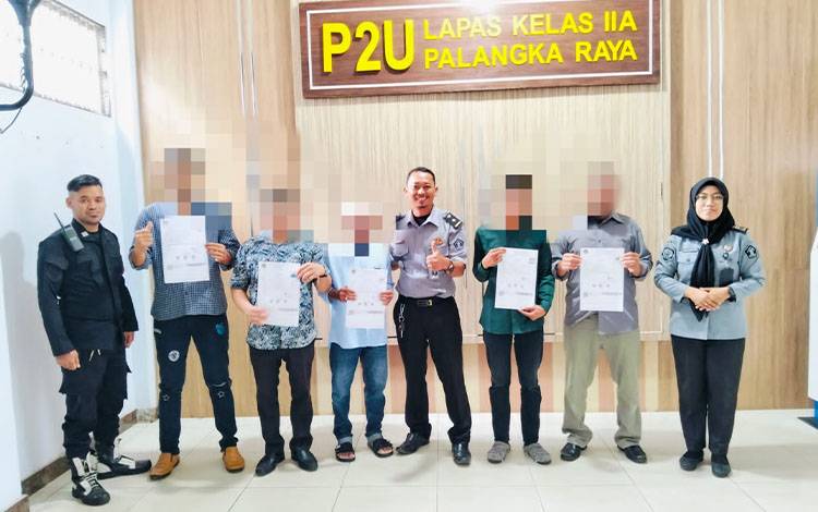 Kasi Binadik Lapas Palangka Raya Purwantoko bersama lima narapidana yang menerima program bebas bersyarat (Foto: IST)