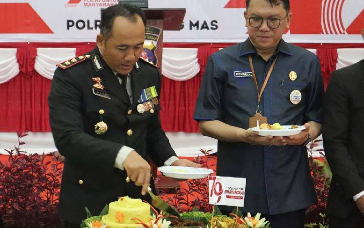 Kapolres Gunung Mas AKBP Heru Eko Wibowo saat memotong tumpeng di puncak Hari Bhayangkara ke-79, Selasa, 1 Juli 2025. (FOTO: HUMAS POLRES GUMAS)
