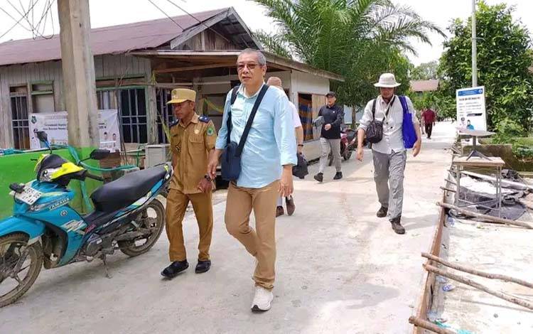 Kunjungan lima perusahaan swasta ke Desa Tumbang Mangkutup, Mantangai, Pada 12 Juni 2025 (FOTO: SURIATO)