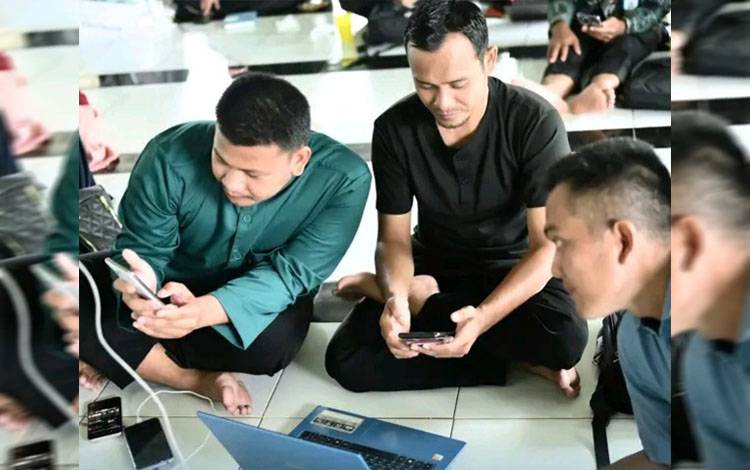 Beberapa guru Yayasan Islam Al Amin Kapuas ketika mengikuti pelatihan pembuatan konten untuk media sosial pada Bulan Juni lalu. (IST)
