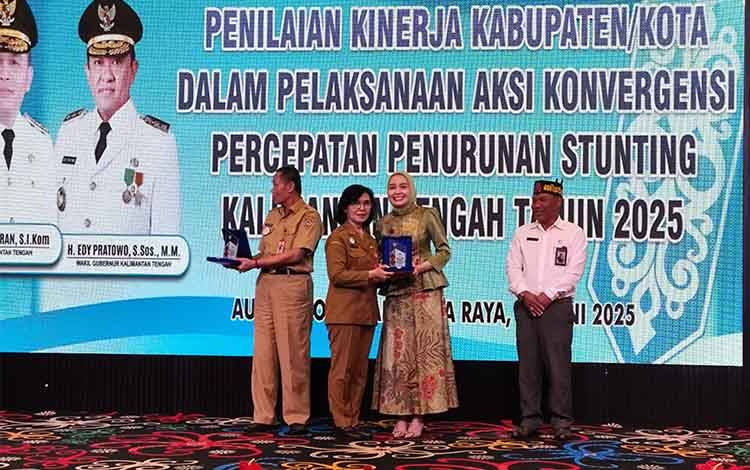 Ketua Tim Penggerak Pemberdayaan dan Kesejahteraan Keluarga atau TP PKK Provinsi Kalimantan Tengah, Aisyah Thisia Agustiar Sabran menerima penghargaan dalam pelaksanaan aksi konvergensi percepatan penurunan stunting Kalteng. (FOTO: TESTI PRISCILLA)