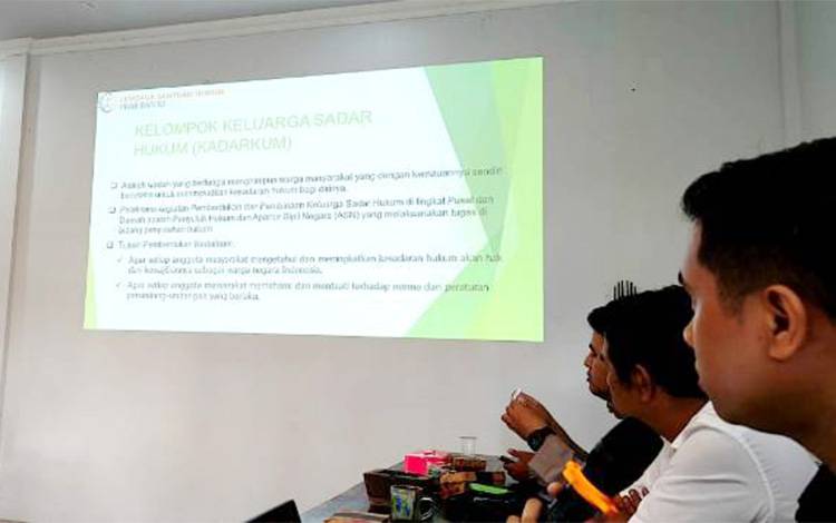 LBH Pijar Barito sampaikan materi penyuluhan hukum kepada peserta (warga-red) di aula Pemdes Lemo I. (Foto: Dhani)
