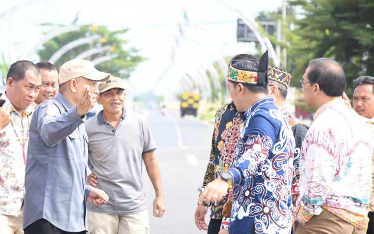Bupati Pulpis saat meninjau Bundaran Belah, Kamis, 3 Juli 2025. (FOTO: RETHA)