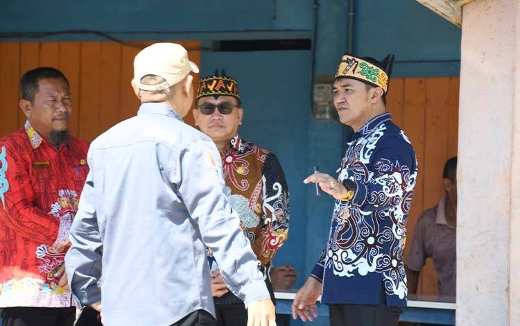 Bupati Pulpis saat meninjau Pasar Hanjak Maju yang akan dijadikan kawasan rest area, Kamis, 3 Juli 2025. (FOTO: RETHA)