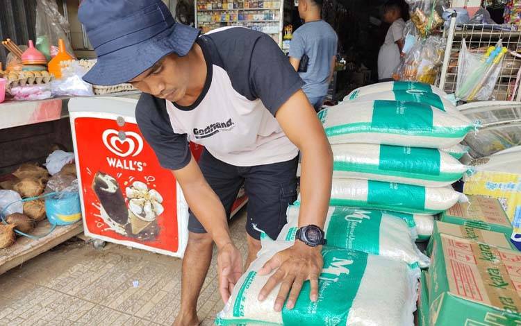 Salah satu warga Sampit saat membeli beras kemasan lokal, Kamis, 3 Juli 2025.