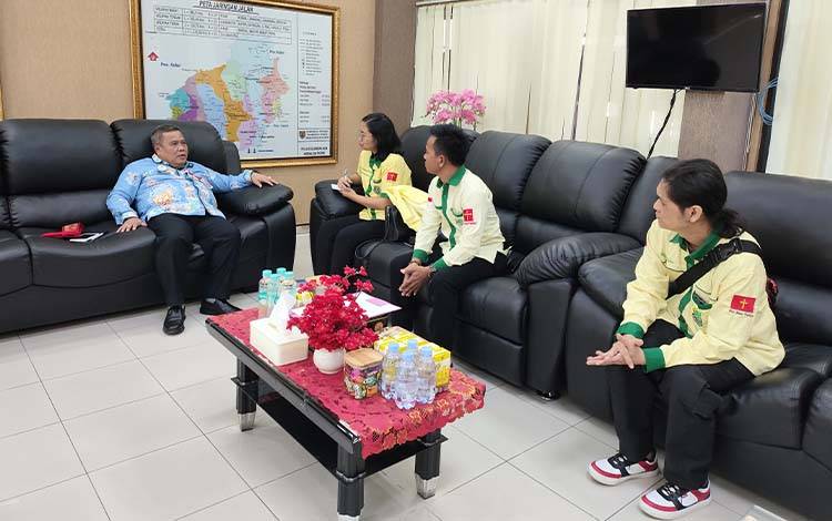 Kepala Dinas Pekerjaan Umum dan Penataan Ruang atau PUPR Provinsi Kalimantan Tengah, Juni Gultom menerima audiensi Pemuda Katolik Komda Kalteng pada Kamis, 3 Juli 2025. (FOTO: TESTI PRISCILLA)