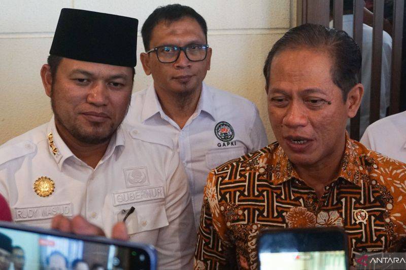 Menteri LH, Hanif Faisol Nurofiq (kanan) didampingi Gubernur Kalimantan Timur Rudi Mas'ud (kiri) saat diwawancara media usai konsolidasi dengan GAPKI di Kota Balikpapan. ANTARAFOTO/Aditya Nugroho