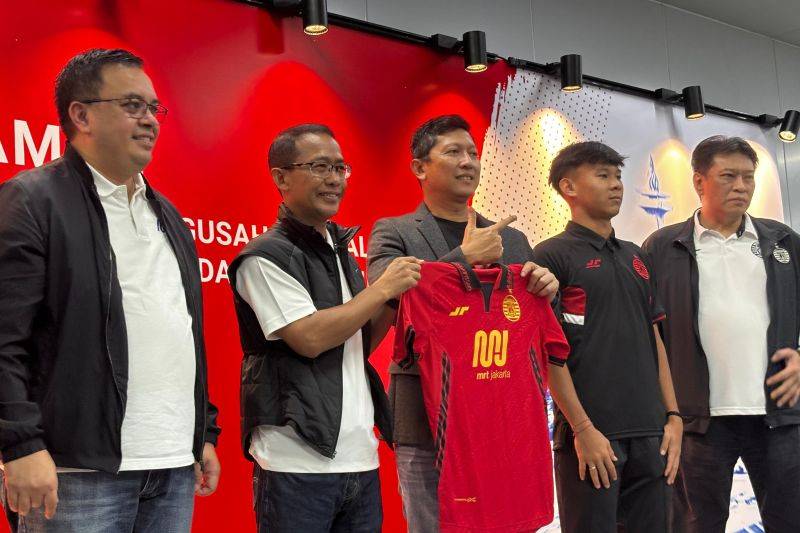 Direktur Utama Persija Mohamad Prapanca (tengah) bersama dengan Direktur Utama PT MRT Jakarta (Perseroda), Tuhiyat (dua dari kiri) dalam acara penandatanganan nota kesepahaman (MoU) di Stasiun MRT Bundaran HI, Jakarta, Jumat (04/07/2025). (ANTARA/FAJAR SATRIYO)