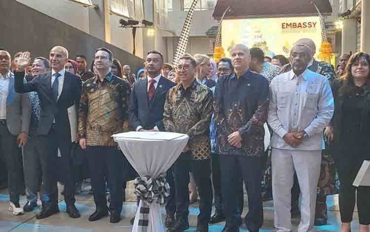 Menteri Kebudayaan Fadli Zon (tengah) didampingi Wakil Menteri Kebudayaan Giring Ganesha dalam acara Embassy Briefing CHANDI Summit 2025 yang digelar di Jakarta, Jumat (4/7/2025). (ANTARA/Adimas Raditya)