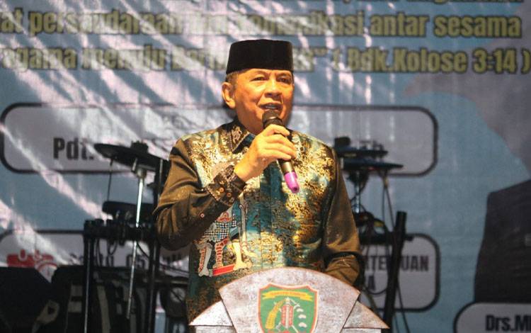 Bupati Barito Timur, M Yamin, menyampaikan sambutannya dalam Ibadah dan Perayaan Paskah Gabungan yang berlangsung di GPU Mantawara Tamiang Layang, Sabtu, 5 Juli 2025. (FOTO: MMC BARTIM)