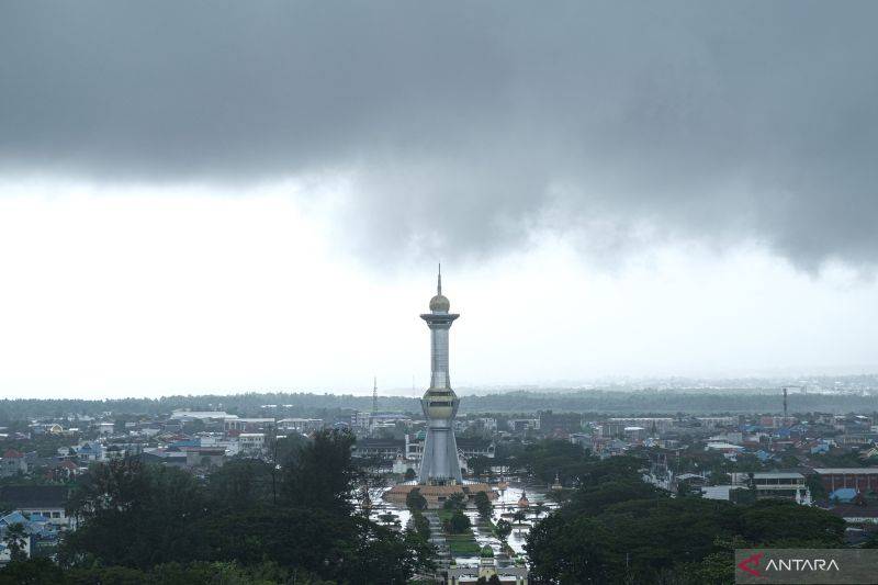 Tugu MTQ berlatarkan awan hitam di Kendari, Sulawesi Tenggara, Sabtu (5/7/2025). Badan Meteorologi, Klimatologi, dan Geofisika (BMKG) Sulawesi Tenggara mendeteksi sejumlah faktor penyebab peningkatan potensi pembentukan awan hujan yang akan menyebabkan hujan di 17 kabupaten/kota di daerah itu dalam kurun waktu 5 hingga 10 Juli 2025 mendatang. ANTARA FOTO/Andry Denisah/foc.