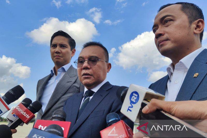 Wakil Ketua DPR Sufmi Dasco Ahmad (tengah) menjawab pertanyaan wartawan saat ditemui pada sela-sela acara melepas keberangkatan Presiden Prabowo melawat ke Arab Saudi di Pangkalan Udara TNI AU (Lanud) Halim Perdanakusuma, Jakarta, Selasa (1/7/2025). ANTARA/Mentari Dwi Gayati.