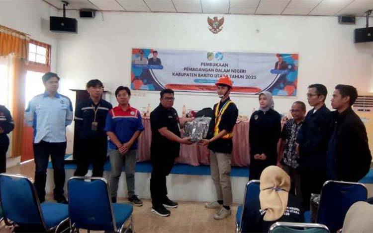 Disnakertranskop UKM Barito Utara melaksanakan kegiatan pemagangan dalam negeri (PDN) tahun 2025 yang dibuka oleh kadis Nakertranskop UKM Barito Utara, M Mastur, di aula dinas setempat. (Foto: Dhani)