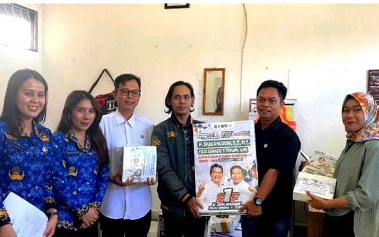 KPU Barito Utara serahkan Alat Peraga kampanye (APK) dan Bahan Kampanye (BK) kepada kepada pasangan calon (paslon) Bupati dan Wakil Bupati Barito Utara dalam rangka PSU yang merupakan tindak lanjut dari Putusan Mahkamah Konstitusi Nomor 313/PHPU.BUP-XXIII/2025, di kantor KPU setempat. (Foto: Dhani)