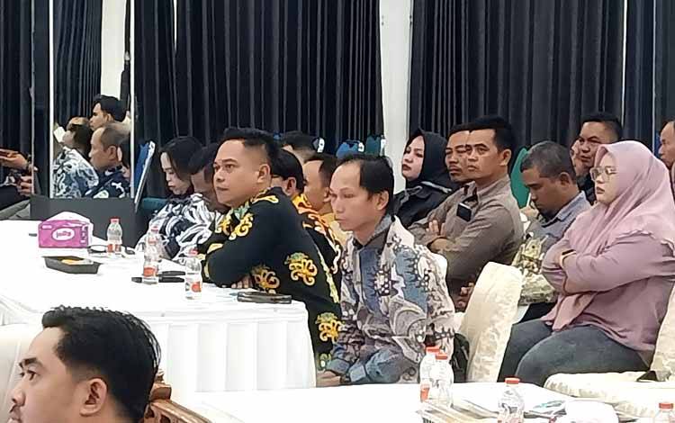 Anggota DPRD Barito Utara, Patih Herman AB saat menghadiri kegiatan Rakor dan Bimtek Tahapan Pemungutan Suara Ulang (PSU) Bupati dan Wakil Bupati Barito Utara Tahun 2024, yang digelar oleh Komisi Pemilihan Umum (KPU) Barito Utara di Gedung Balai Antang. (Foto: Dhani)
