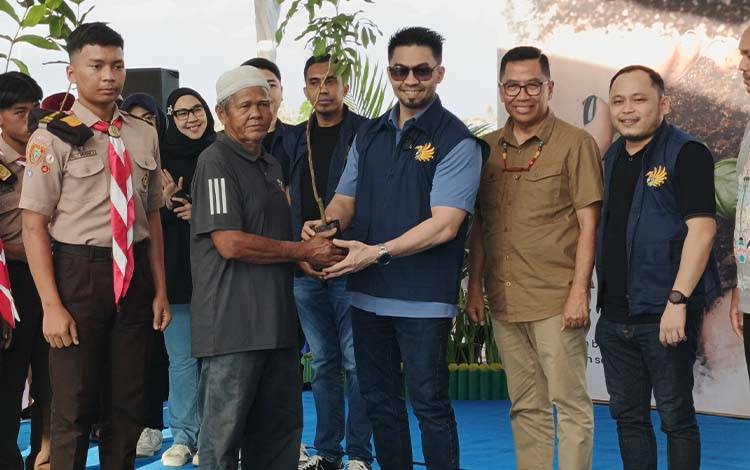 Penyerahan bibit saat rangkaian penutupan Rapat Pimpinan Paripurna Nasional (Rapimpurnas) KNPI 2025 di Palangka Raya. (FOTO: SETDA KALTENG)