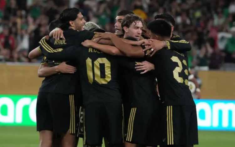 Para pemain tim nasional Meksiko merayakan kelolosan mereka ke semifinal Piala Emas Concacaf 2025 setelah menundukkan Arab Saudi dengan skor 2-0 di perempat final, Stadion State Farm, Arizona, Amerika Serikat, Sabtu (28/6/2025) malam waktu setempat. Meksiko menjadi juara Piala Emas CONCACAF setelah megalahkan Amerika Serikat di final dengan kemenangan 2-1, Senin (7/7/2025). (Concacaf)