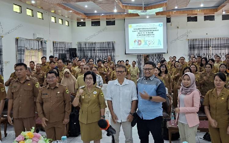 Wakil Bupati Gunung Mas Efrensia L.P Umbing bersama Kepala Disdikpora Aprianto, narasumber, peserta workshop dan lainnya, Senin, 7 Juli 2025. (FOTO: RISKA YULYANA)