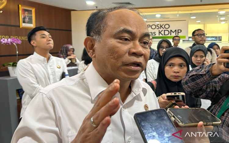 Menteri Koperasi, Budi Arie ditemui usai menghadiri Rapat Koordinasi Peluncuran Koperasi Desa/Kelurahan Merah Putih di kantor Kementerian Koordinator Bidang Pangan, Jakarta, Senin (7/72025). (ANTARA/Maria Cicilia Galuh)