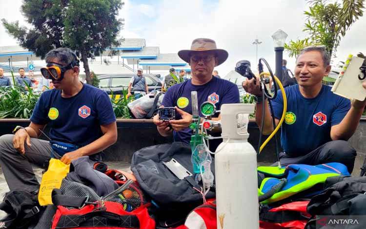 Penyelam mempersiapkan peralatan untuk operasi SAR bawah laut di Selat Bali, pada hari kelima tenggelamnya KMP Tunu Pratama Jaya. ANTARA/Novi Husdinariyanto