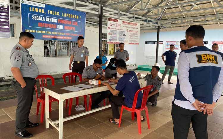 Kepala Rutan Palangka Raya Wayan Arya Budiartawan saat mengawasi kegiatan tes urine WBP (Foto : Rutan Kelas II A Palangka Raya)