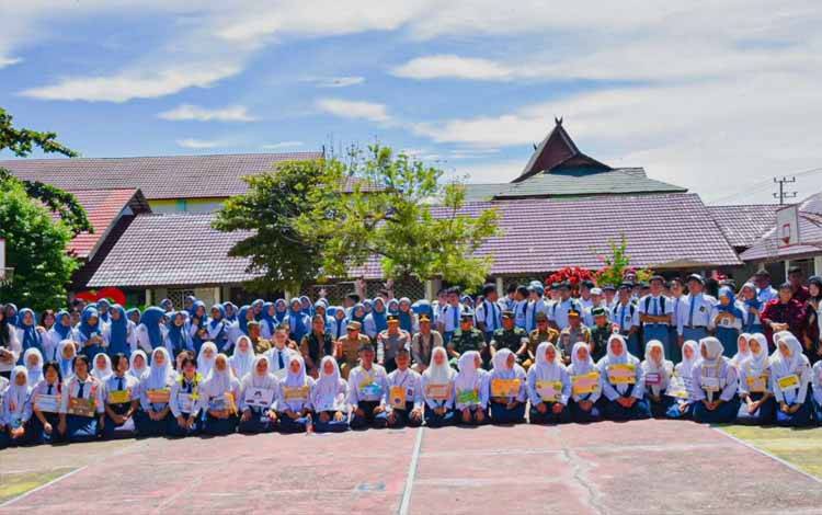 Gubernur Kalimantan Tengah, Agustiar Sabran foto bersama saat rangkaian kunjungan dan pembukaan MPLS. (FOTO:RMN)