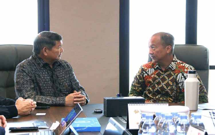Menteri Perindustrian Agus Gumiwang Kartasasmita (kanan) berbincang dengan Utusan Khusus Presiden bidang Iklim dan Energi, Hashim Djojohadikusumo (kiri) di kantor Kementerian Perindustrian, Jakarta, Rabu (9/7/2025). ANTARA/HO-Kemenperin.