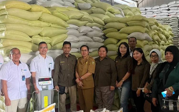 Bidang Ketahanan Pangan saat mengunjungi gudang Bulog Palangka Raya (Foto : IST)
