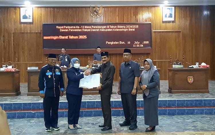 Bupati Kobar Hj Nurhidayah dan Ketua DPRD Kobar Mulyadin didampingi wakilnya, foto bersama usai melakukan penandatanganan berita acara kesepakatan bersama. (Foto : DANANG)