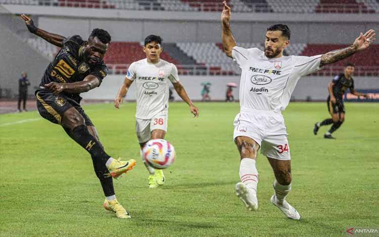 Pesepak bola PSIS Semarang Sudi Abdallah (kiri) menendang bola yang berupaya dihadang pesepak bola Persis Solo Jordy Tutuarima (kanan) pada pertandingan BRI Liga 1 di Stadion Jatidiri, Semarang, Jawa Tengah, Senin (20/1/2025). ANTARA FOTO/Makna Zaezar/YU