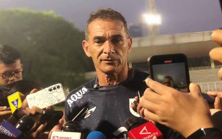 Pelatih timnas U-23 Indonesia Gerald Vanenburg saat ditemui awak media sebelum sesi latihan di Stadion Madya Gelora Bung Karno, Jakarta, Kamis (10/7/2025). Sesi latihan ini digunakan untuk persiapan mengikuti ASEAN U-23 Championship 2025 di Jakarta dan Bekasi dari 15-29 Juli. (ANTARA/Zaro Ezza Syachniar)