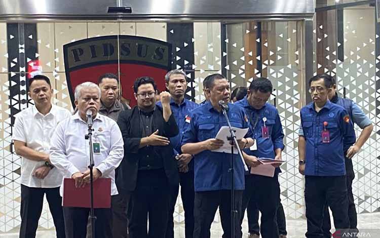 Konferensi pers penetapan 9 tersangka baru kasus dugaan korupsi tata kelola minyak mentah dan produk kilang pada PT Pertamina Subholding dan Kontraktor Kontrak Kerja Sama (KKKS) tahun 2018-2023 di Gedung Bundar Kejaksaan Agung, Jakarta, Kamis (10/7/2025) malam. ANTARA/Fath Putra Mulya.