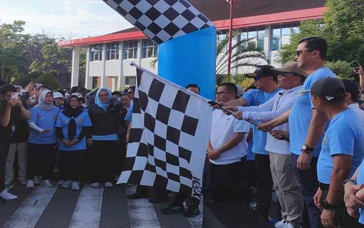 Gubernur Kalimantan Tengah, Agustiar Sabran saat melepas Jalan Sehat Harkopnas Ke-78. (FOTO: HERMAWAN)