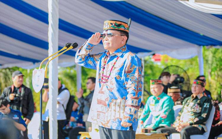 Gubernur Kalteng, Agustiar Sabran, mempimpin upacara Harkopnas ke-78. (FOTO:FRY)
