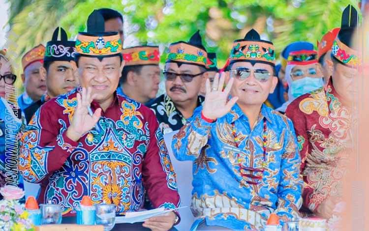 Gubernur Kalimantan Tengah (Kalteng), Agustiar Sabran dan Wakil Gubernur Kalimantan Tengah (Kalteng), Edy Pratowo saat rangkaian peringatan Harkopnas di halaman kantor gubernur Kalteng. (FOTO: DISKOMINFOSANTIK KALTENG)