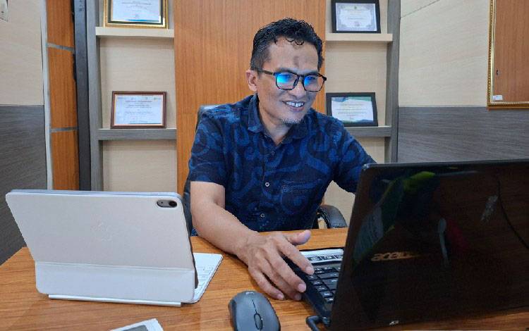 Kepala Kantor Pertanahan Kabupaten Gunung Mas Halilintar saat ditemui di ruang kerjanya. (FOTO: RISKA YULYANA)