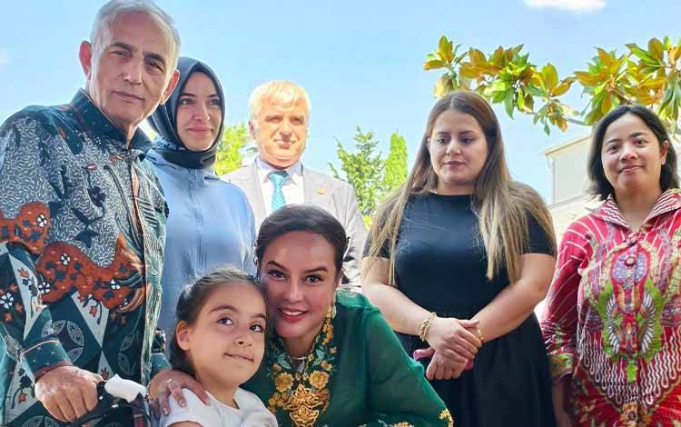 Faridawaty Darland Atjeh saat bersama penyandang disabilitas Turki. (Foto: Humas NasDem untuk Borneonews)