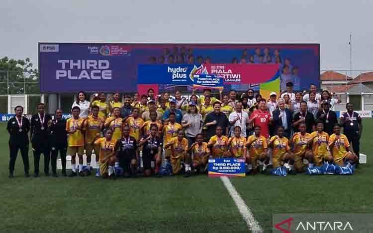 Ketua Umum PSSI Erick Thohir bersama President Director Djarum Foundation Victor Rachmat Hartono dan Wakil Menteri Pemberdayaan Perempuan dan Perlindungan Anak (Wamen PPPA) Veronica Tan berfoto bersama dengan para pemain sepak bola wanita di Supersoccer Arena Kudus, Jawa Tengah, Sabtu (12/7/2025). (ANTARA/Akhmad Nazaruddin Lathif)
