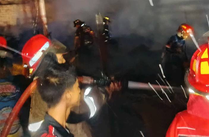 Tim gabungan saat melakukan upaya pendinginan di lokasi kebakaran Pasar Kereng Bangkirai Palangka Raya. (Foto : PATHUR)